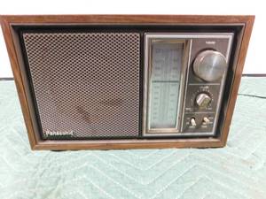 lot 36 image: Vintage wood Panasonic radio