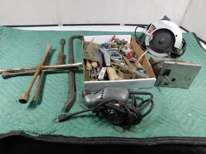 lot 40 image: Skil saw, jig saw, drill, tire iron, 4-way wrench, outdoor faucets and more
