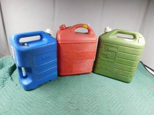 lot 47 image: 3 gal. kerosene can, 5.5 gal. gas can and a 5 gal. water can