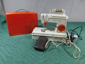 lot 65 image: Junior Miss Childs Singer sewing machine