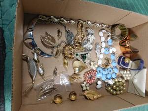 lot 71 image: Flat of jewelry