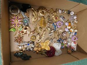 lot 73 image: Flat of jewelry