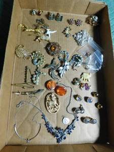 lot 75 image: Flat of good quality jewelry