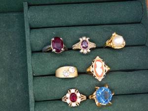 lot 76 image: 7 Rings