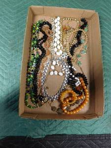 lot 77 image: Flat of jewelery