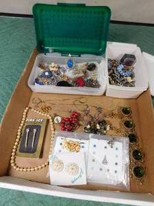lot 80 image: Flat of jewelery