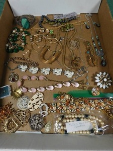 lot 82 image: Flat of vintage jewelry