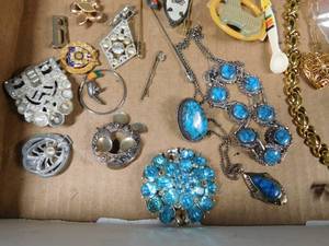 lot 84 image: Flat of jewelry including 10k pearl earrings