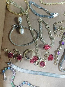 lot 86 image: Flat of jewelery