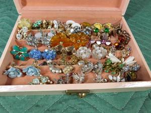 lot 88 image: Earring jewelry box of vintage clip-on earrings