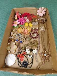 lot 90 image: Flat of vintage jewelry