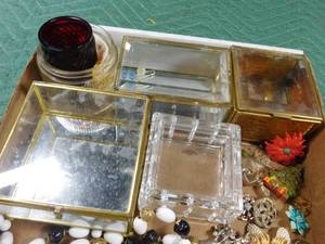 lot 92 image: Flat of jewelry and trinket boxes and more