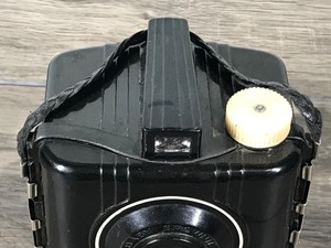 lot 212 image: Vintage 1942 Kodak Baby Brownie Special Camera Bakelite Art Deco Original Strap