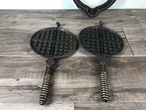 lot 230 image: Vintage Griswold Cast Iron No. 8 Waffle Iron Coil Handle w Base