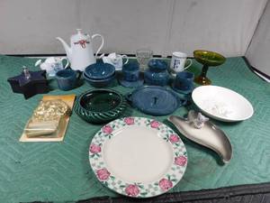 lot 300 image: Pottery dishes and more