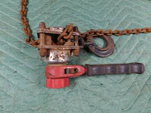 lot 283 image: Small chain ratchet strap