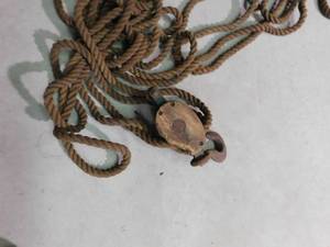 lot 286 image: Rope hoist