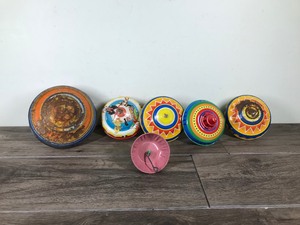 lot 267 image: 5 - Spin Tops and 1 Noise Maker