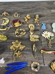 lot 353 image: Lot of womens brooch pins