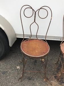 lot 400 image: Vintage Set of 4 Ice Cream Parlor Metal Chairs