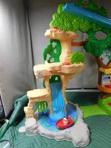 lot 368 image: Fisher Price tree fort and a Fisher Price Castle with some people
