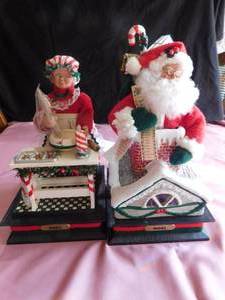 lot 373 image: 1993 animated battery-operated Mrs. and Mr. Claus