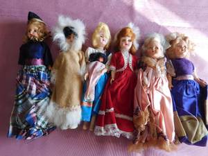 lot 375 image: 4 Vintage Little Debbie collectible dolls and 2 other dolls