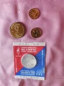 lot 381 image: Brass Veterans commemorative coin, 1996 Commemorative Olympic Sport medallion, and 2 tokens