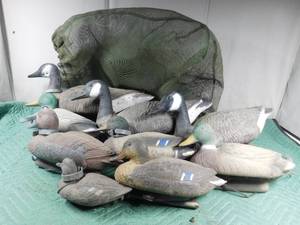 lot 387 image: 9 Duck decoys with weights and heavy duty netted carrying bag
