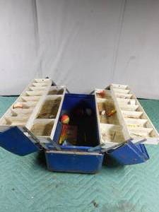 lot 389 image: Vintage metal Coast-To-Coast tackle box with tackle