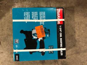Makita 1-34 in. 15° Roofing Coil Nailer     Customer Returns See Pictures