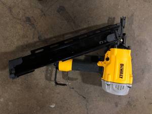 DEWALT Pneumatic 28-Degree Framing Nailer  Customer Returns See Pictures