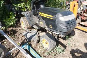 lot 46 image: Quality Pre Farm & Country Lawn Tractor