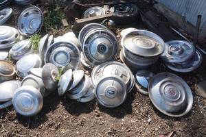 lot 64 image: Hub Caps