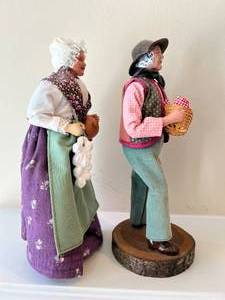 lot 55 image: Vintage Provence Old People Veritable Santon Dargile Syndicat Des Santonniers Figurines