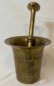lot 6 image: Antique Brass Mortar & Pestle 100 Years Old Solid BRASS