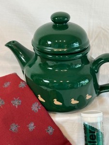 lot 118 image: Lot of Tableware Items Tea Pot, William Sonoma Tablecloth, Garlic Peeler