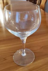 lot 135 image: Lot of 20 Clear Glass Wine Glasses