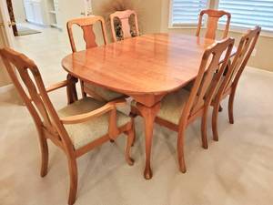 lot 136 image: Dining Room Table, 6 Chairs with 2 Leaves for Extending Table