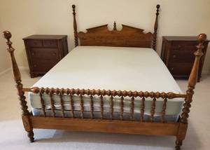 lot 146 image: American Classical Bobbin Turned Spindle Queen Bed Frame