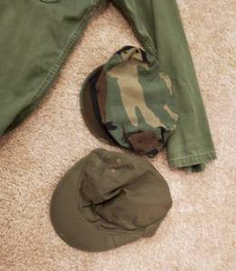 lot 150 image: Vintage 1950s Army Utility Field Jacket with 2 Army Caps and Korean War Hat