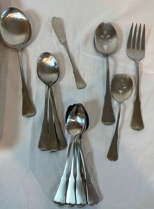lot 163 image: 70 Pc Vintage Oneida Community Stainless Flatware Patrick Henry Pattern