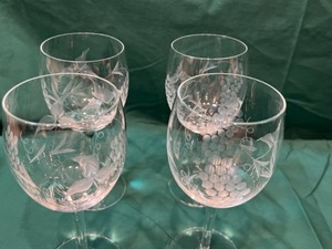 lot 201 image: Set of 4 Etched Crystal Grapes and Leaves Wine Glasses