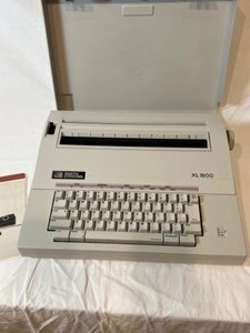 lot 218 image: Vintage Smith Corona XL1500 Portable Electric Typewriter w Cover