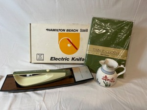 lot 219 image: Avocado Green RETRO Kitchen Items