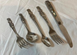 lot 220 image: Solimene Vietri Bunny Rabbit Plate & Oneida Peter Rabbit Childs Silverware set