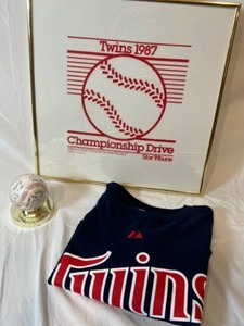 lot 285 image: MINNESOTA TWINS Fan Memorabilia