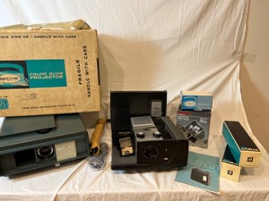 lot 276 image: Vintage Pana-Vue KODAK 1500 Projector & ARGUS Color Slide Previewer
