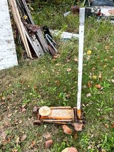 lot 22 image: 2 14 Ton Floor Jack