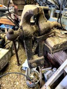 lot 32 image: Large Vintage Bench Vise